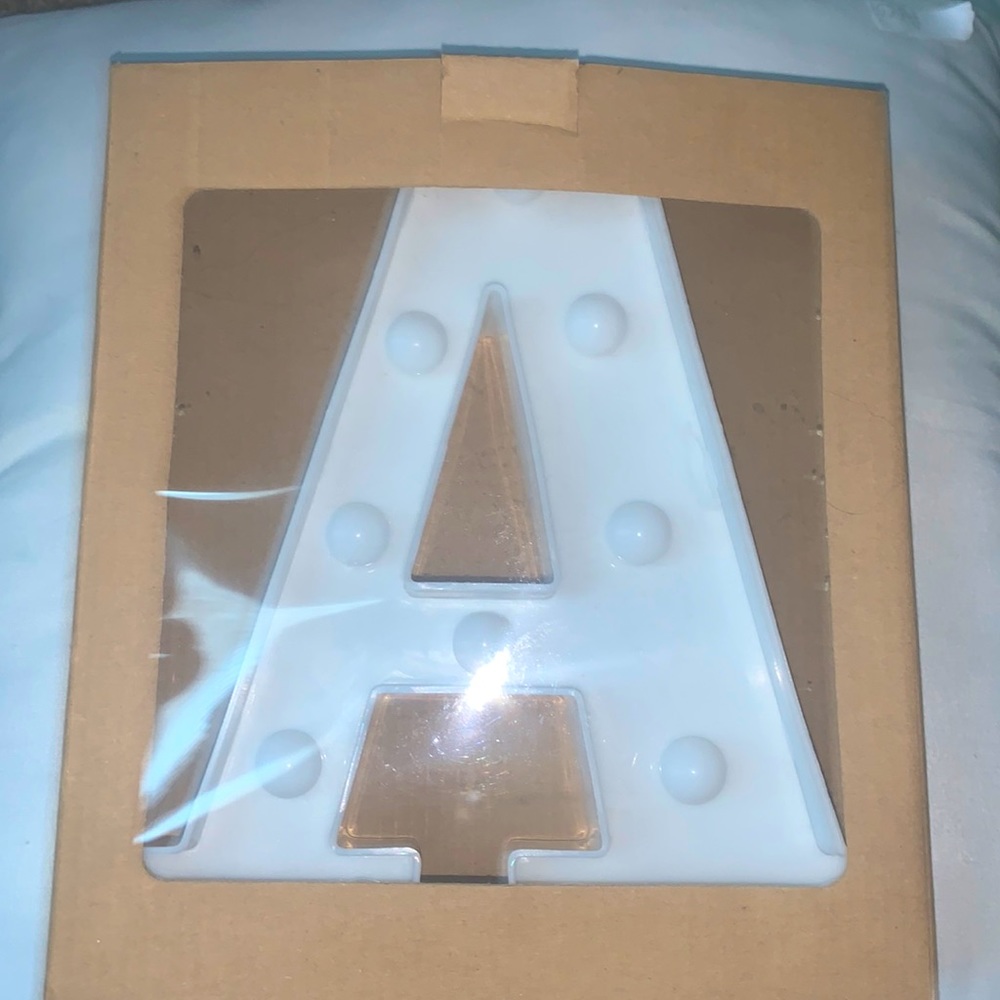 I am selling a lighting up A included with batteries.